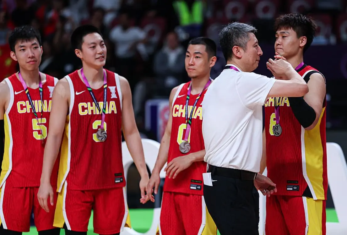 他率先命中, 分帮助中国, 赛后被很多